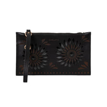 Barro Negro Wristlet