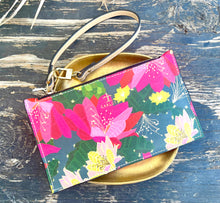 Flor de Pitaya wristlet